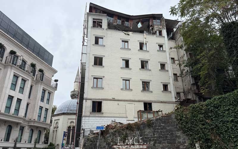 Boşaltılan otelin üst katı kısmen çöktü: 5 araç hasar gördü