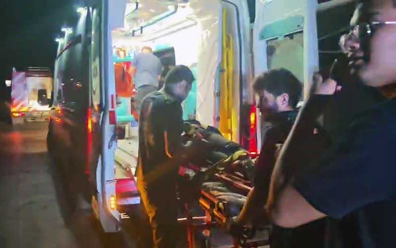 Yağmur suyu tahliye kanalına düşen minibüsteki turist yaralandı