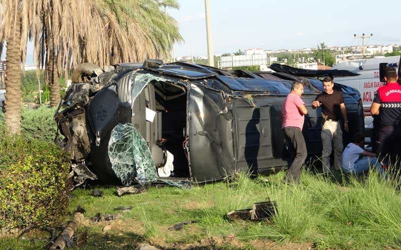 Antalya'da tur minibüsü, kamyonet ve otomobille çarpıştı: 8'i turist 15 kişi yaralandı