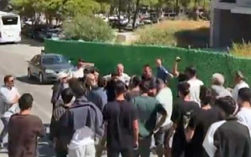 Otelden maaşlarını alamayan personel, müşterilerin çıkışına izin vermedi