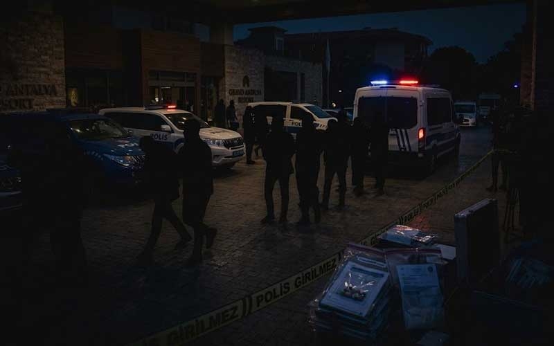 Antalya'da aralarında iş adamı ve turizmcilerinde bulunduğu 14 kişi gözaltına alındı