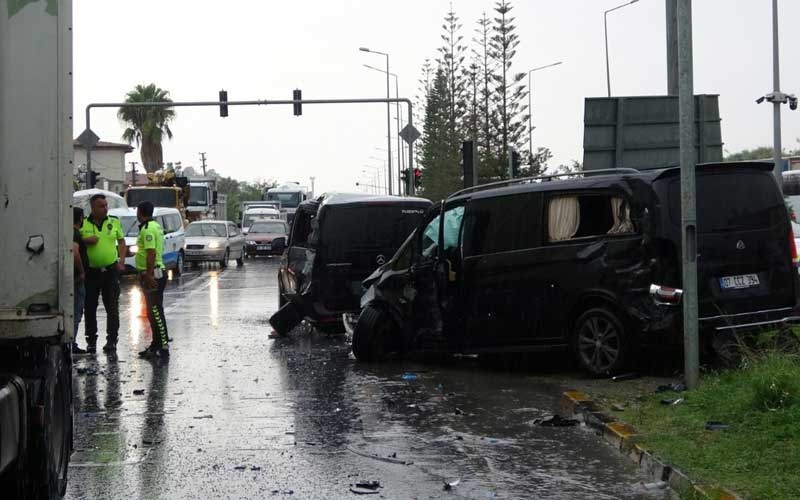 Kırmızı ışık ihlali yapan tır, VİP tur araçlarına çarptı: 2’si turist 3 yaralı