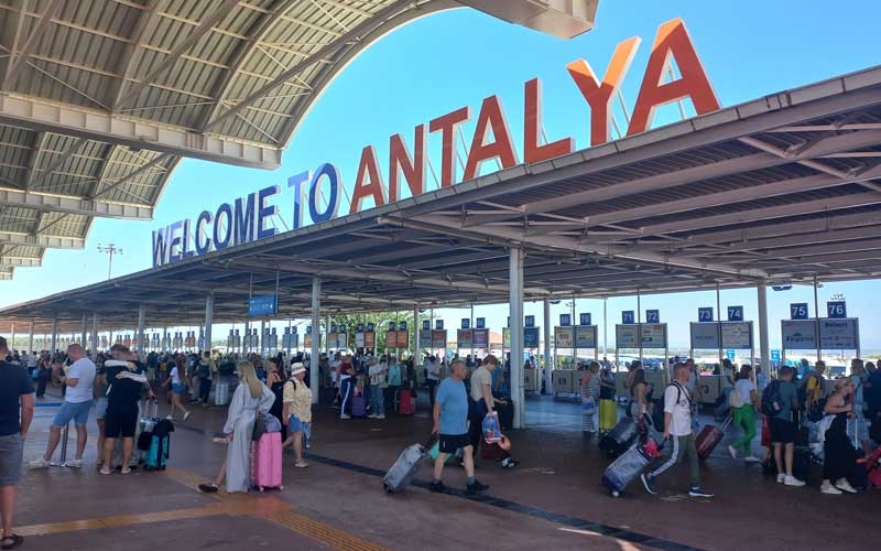 Antalya 9 ayda yüzde 5 turist kaybetti