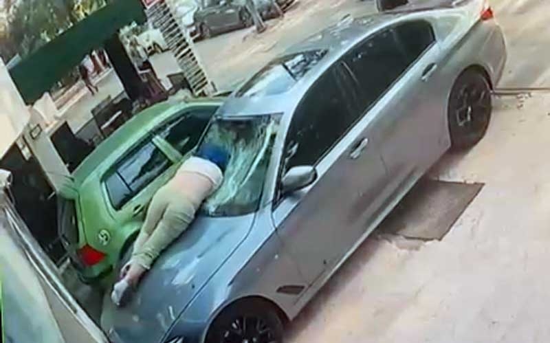 Otelin 6. katından otomobilin üstüne düşen kadın ağır yaralandı