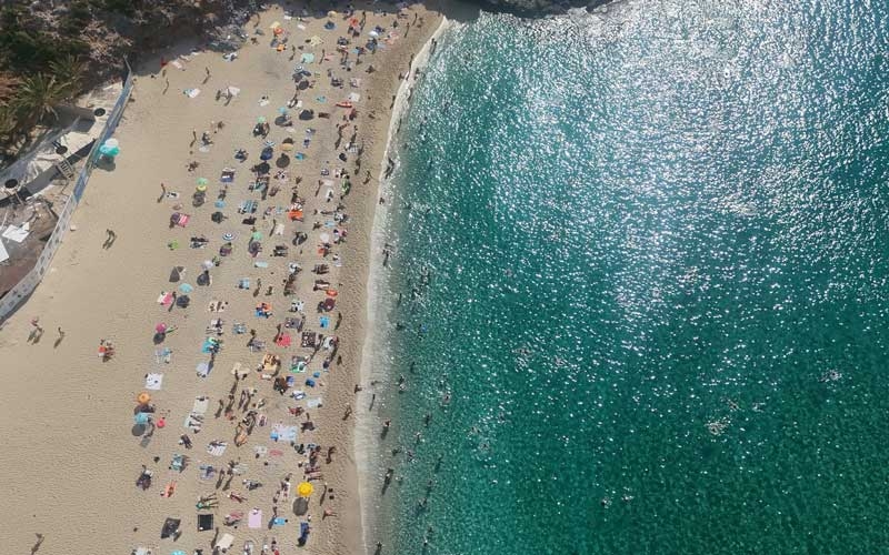 Antalya'da deniz ve hava sıcaklığı eşitlendi, plajlarda yoğunluk yaşandı