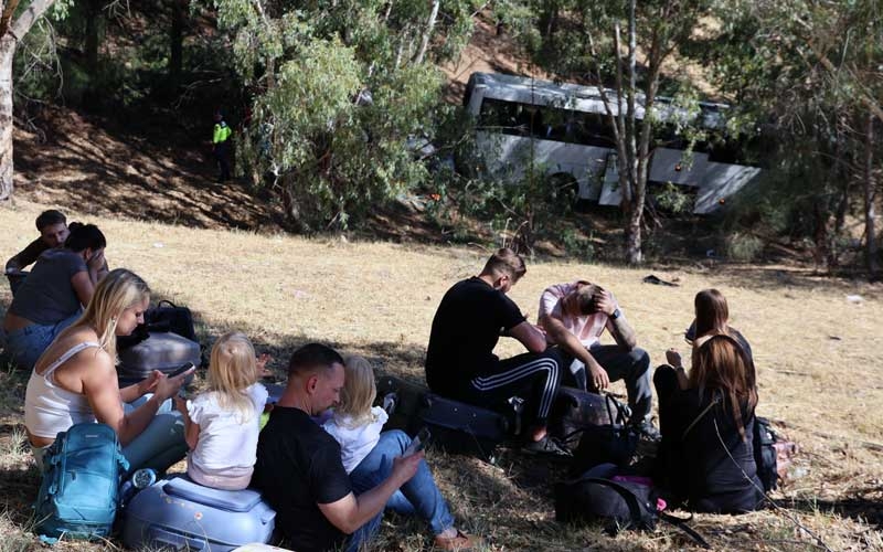 Turistleri taşıyan otobüs şarampole uçtu: 2 ölü 9 yaralı