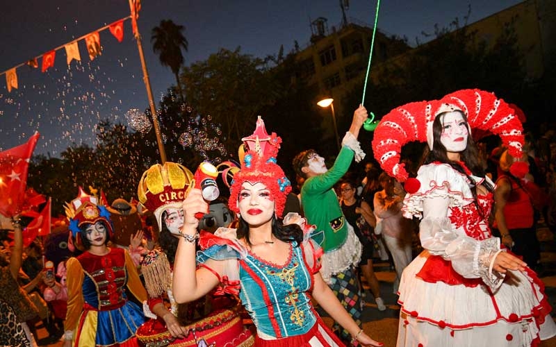 Uluslararası Kaleiçi Old Town Festivali, geleneksel kortejle başladı