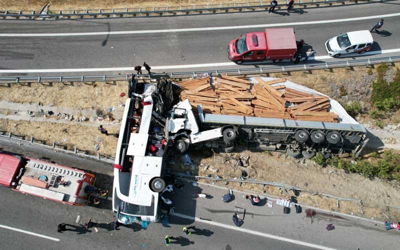 Tur otobüsü ile tır çarpıştı: 11 ölü 29 yaralı