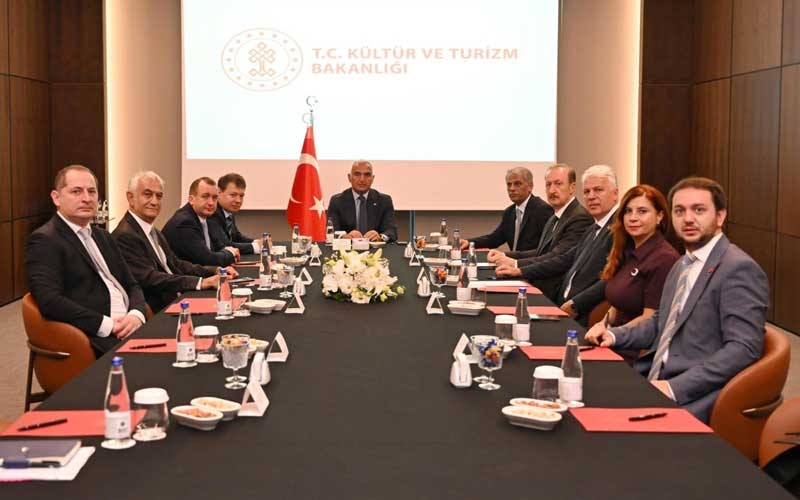 Bakan Ersoy, Antalya'da Rus diplomatlarla bir araya geldi