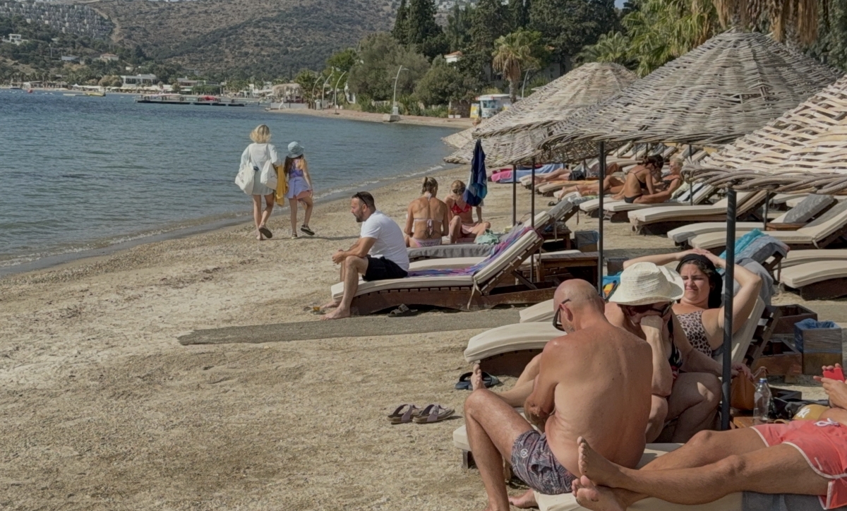 Güneşi gören yerli yabancı turistler denizin keyfini çıkardı