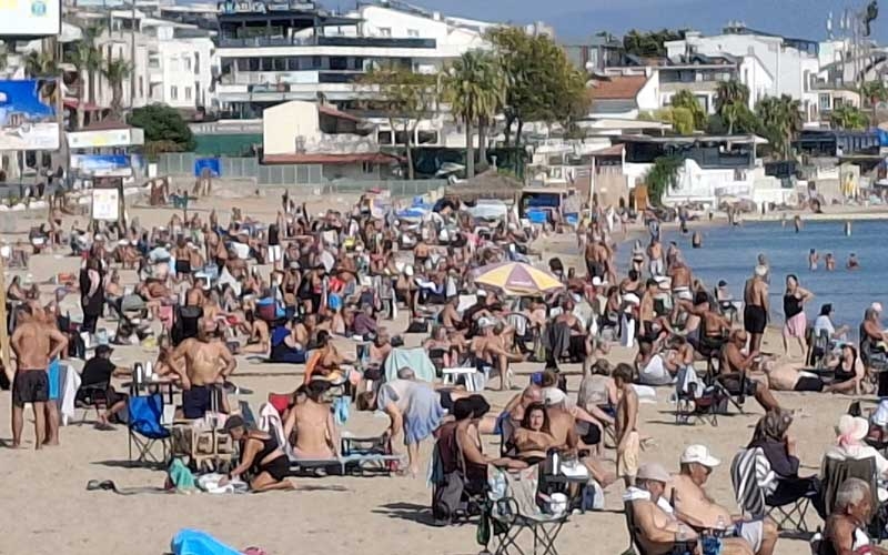 Ünlü plaj turistlerle doldu