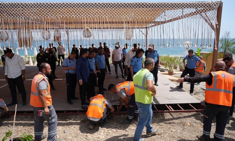 Konyaaltı'nda kıyıyı işgal eden platformlar yıkıldı, arbede yaşandı