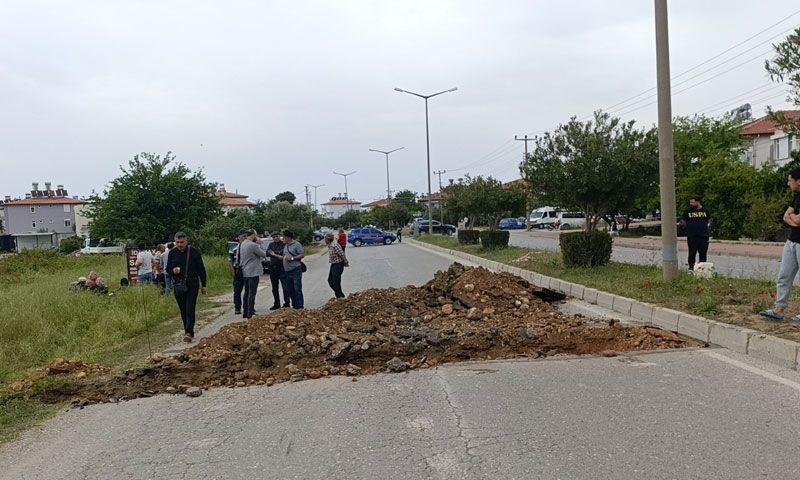 Mahkemeyi kazanan arazi sahipleri turizm yolunu kazıp araç trafiğine kapattı