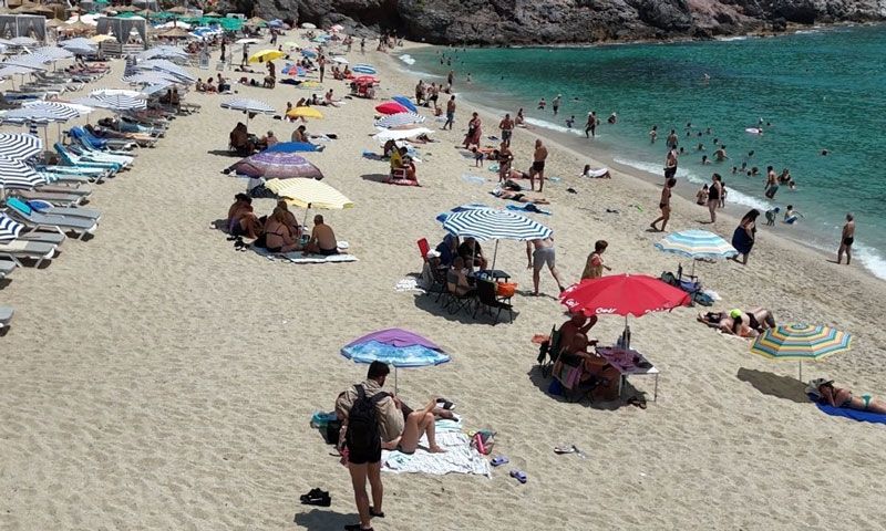 Antalya'da tatilciler plajları doldurdu