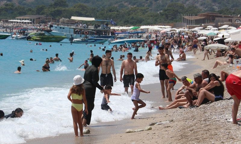 Ölüdeniz'in plajları tatilcilerle doldu