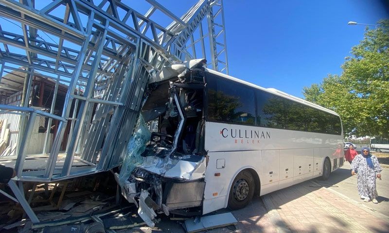 Otel servis otobüsü, midibüs ve kamyonun karıştığı kazada 21 kişi yaralandı