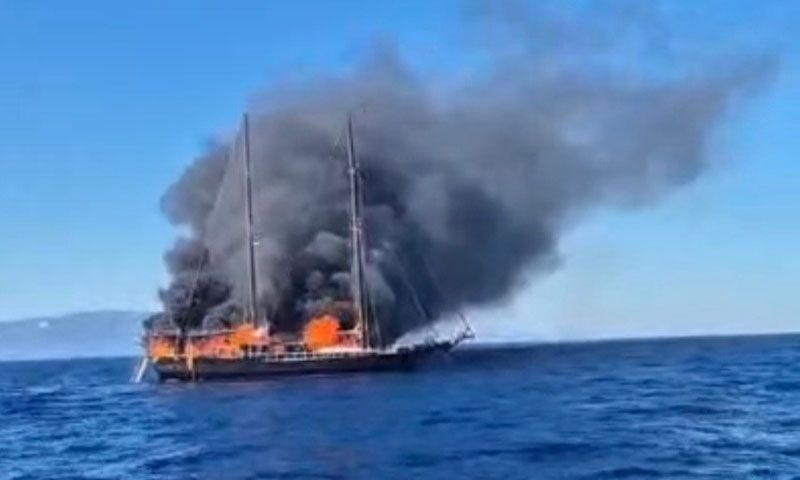 İçinde 8'i turist 13 kişinin bulunduğu ahşap tekne yanarak battı