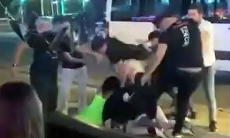 Eğlence mekanı çalışanları kadın turistleri darp etti