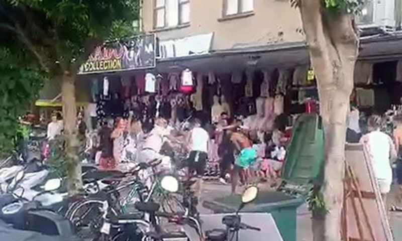 İngiliz turistler ile esnaf birbirine girdi: Taş ve sopalar havada uçuştu
