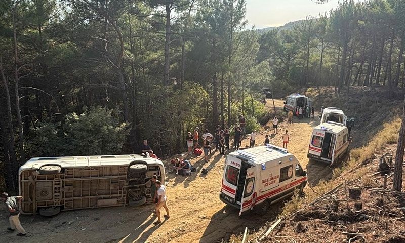 Tur minibüsü devrildi: 11 kişi yaralandı