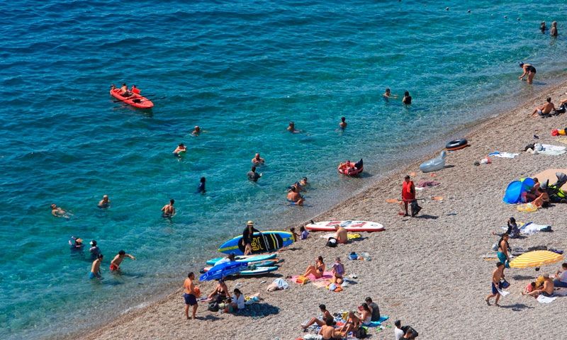 Termometreler 37 dereceyi gösterdi, yazın son günlerinde Antalya sahilleri doldu taştı