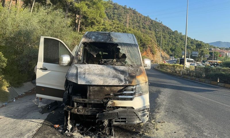 Marmaris’te turistleri taşıyan minibüs alev aldı