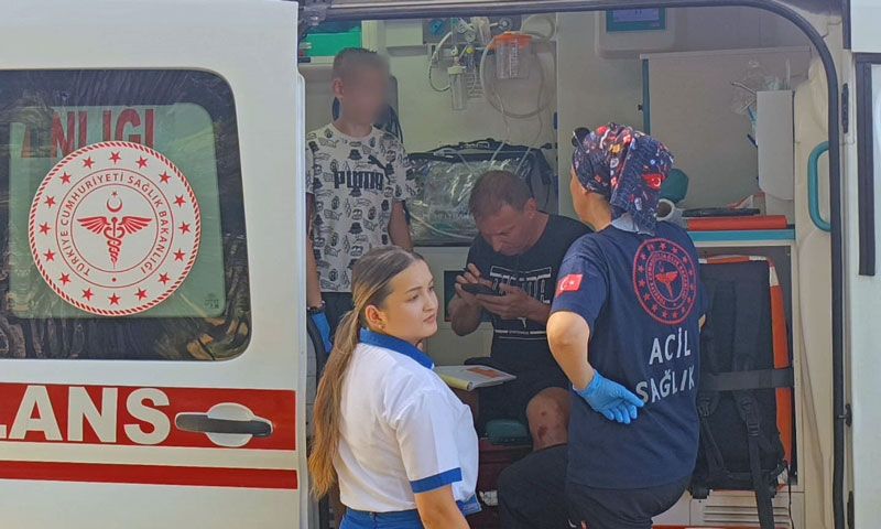 Kazada yaralanan Ukraynalı turist, hastanede para alınabileceğini duyunca yaralı oğluyla birlikte ambulanstan indi