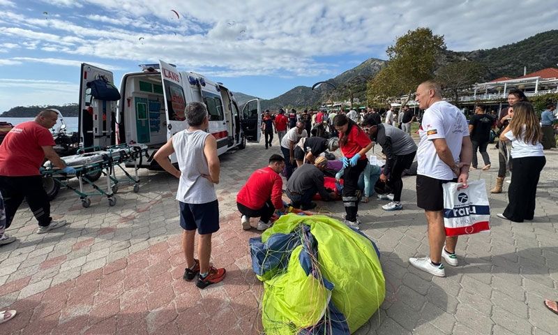 Fethiye’de yamaç paraşütleri havada çarpıştı: 3 kişi yaralandı