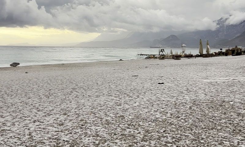 Antalya  Konyaaltı Sahili beyaza büründü