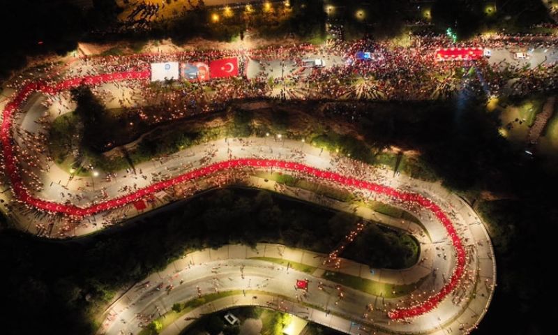 Antalya'da 400 metrelik dev bayrakla Cumhuriyet coşkusu