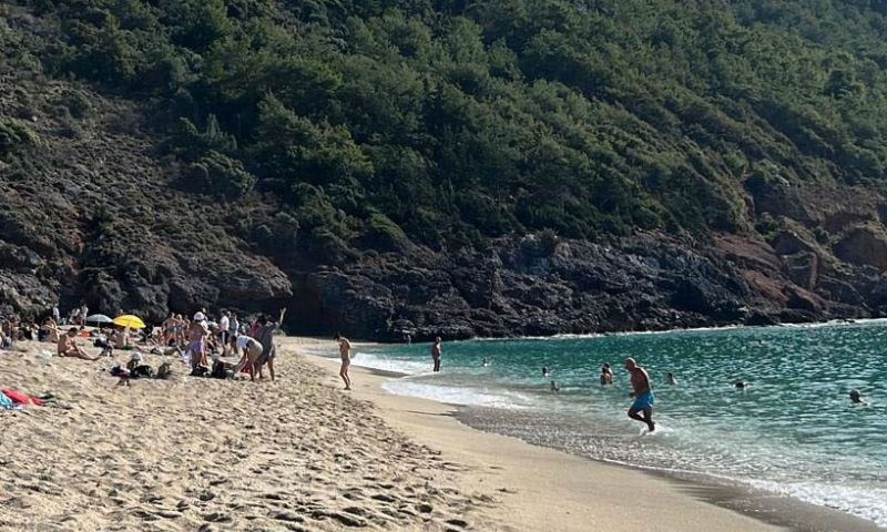 Alanya'da Kasım ayında deniz keyfi yaşanıyor