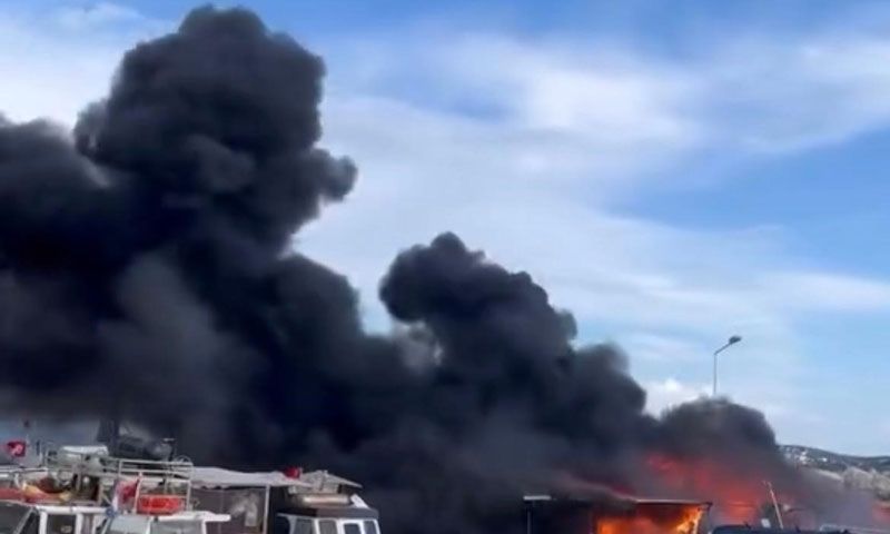 Turistik ilçede tekneler alevlere teslim oldu