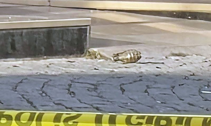 Otele el bombası atıldı