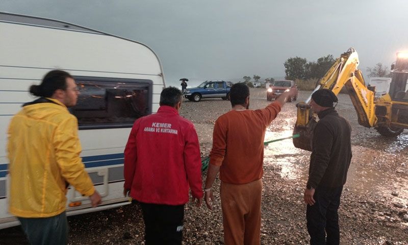 Karavanla denize sürüklenen Rus turistler kurtarıldı