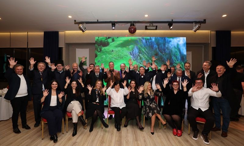 TURİZMCİLERİN ELİNİDE AYAĞINIDA ÖPERİZ