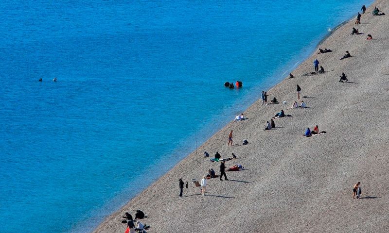 Türkiye karla mücadele ederken Antalya’da deniz sefası yaşanıyor