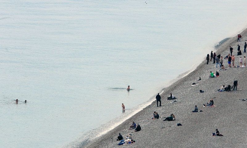 Antalya'da yabancı turistler soğuk havaya aldırış etmeden denize girdi