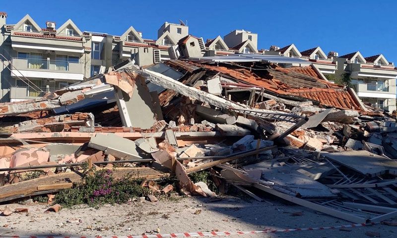 Güçlendirme çalışması yapılan apart otel çöktü