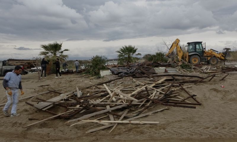 Side büyük plajda günübirlik 15 işletme yıkıldı