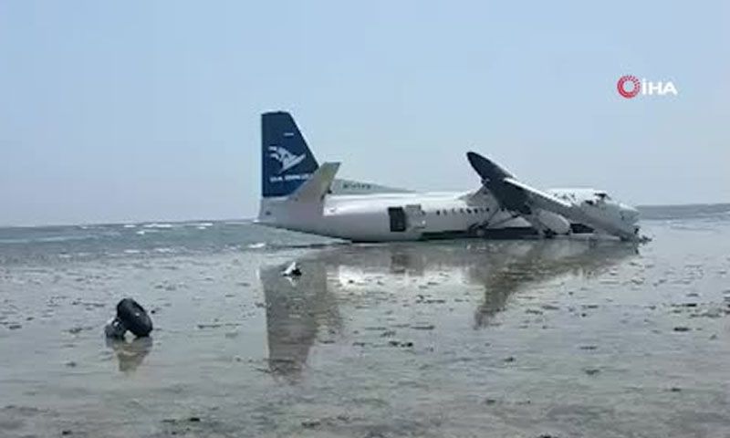 Yolcu uçağı denize acil iniş yaptı