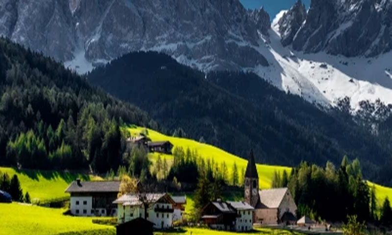 Turistler gelmesin diye köyün yollarını kapatıyorlar