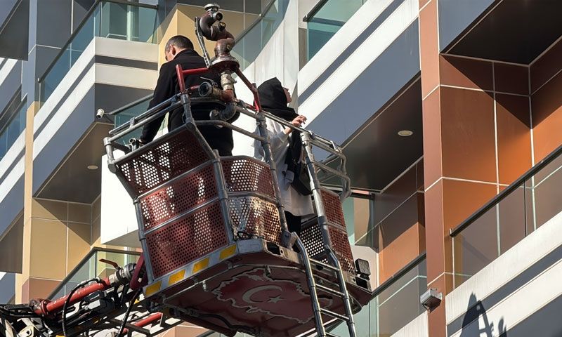 Otel yangınında mahsur kalan 8 kişi kurtarıldı