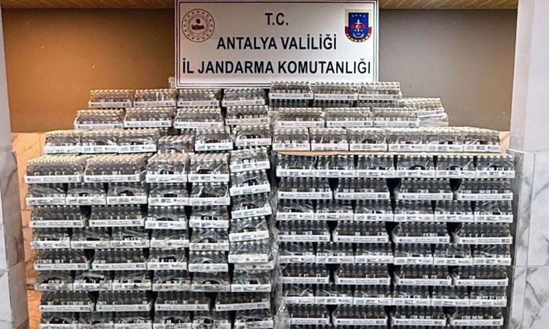 Antalya’da bir otelin 2 ayrı deposunda 5 bin litre kaçak ve sahte içki ele geçirildi