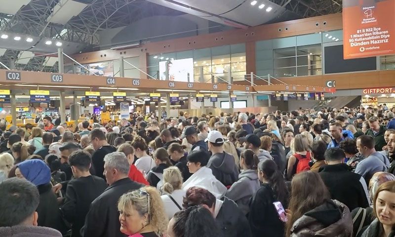 Sabiha Gökçen'de 127 sefer iptal edildi, yolcular terminalde kaldı