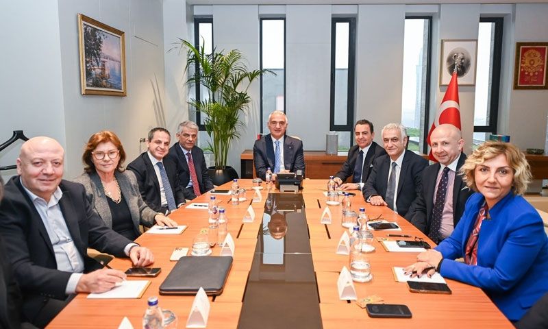 Turizmciler, Bakan Ersoy ile 2026 turizmi için kritik toplantı yaptı