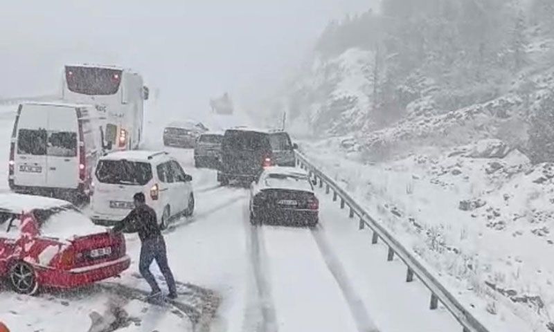 Antalya'da nisan ayında kar sürprizi, sürücüler zor anlar yaşadı