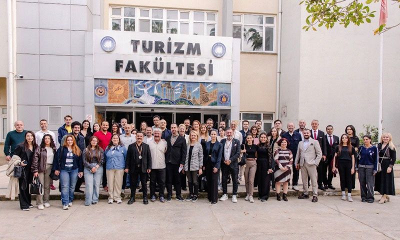 Akdeniz Üniversitesi Turizm Fakültesi’nde mezun-öğrenci buluşması
