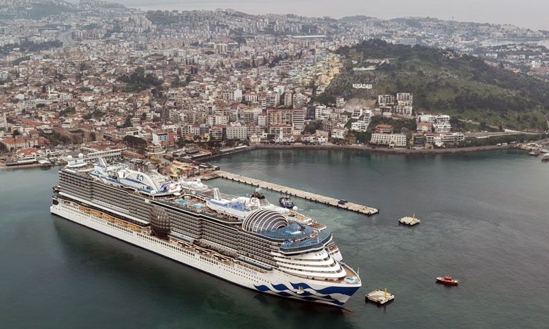  Kuşadası'na 2 kruvaziyer 5 bin 297 turist getirdi