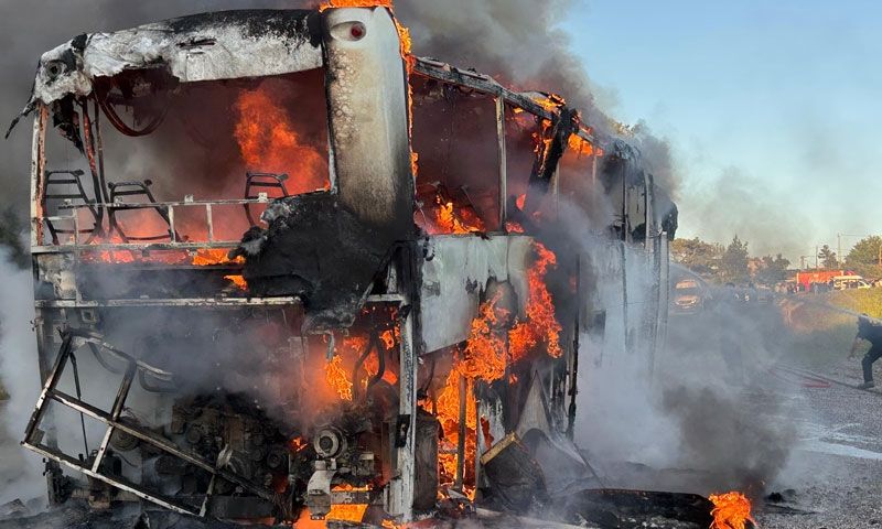 Tur otobüsü alev topuna döndü