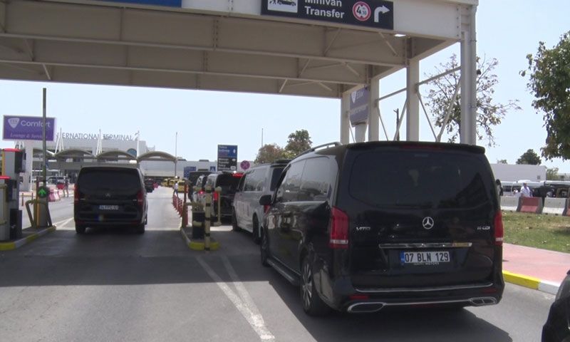 VIP araçlarla Antalya havalimanına girip eylem yaptılar